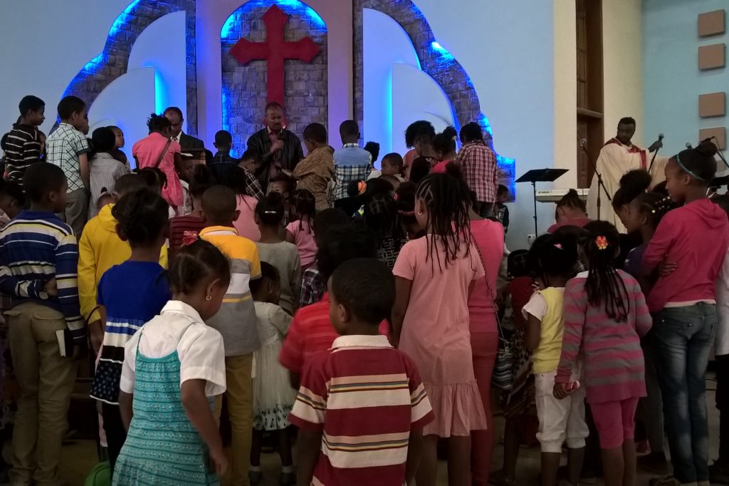 Pyhäkoululaisten siunaus Etiopialaisessa kirkossa