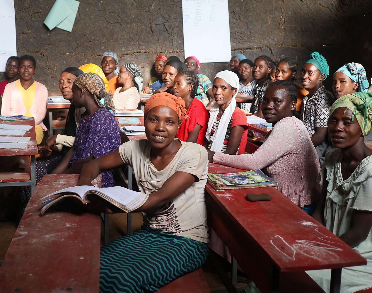 Etiopiassa Addis Menderin kylässä naiset oppivat kirjoittamaan omalla äidinkielellään. Kuva: Virve Rissanen