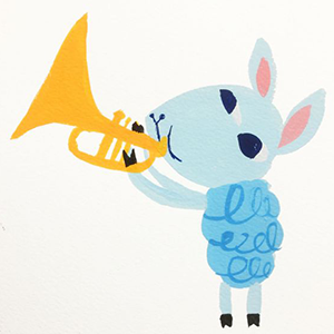 Lastenkirkon Päkä -lammashahmo soittaa trumpettia.