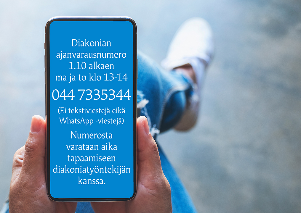 Henkilö kännykkä kädessä, känykän ruudussa teksti: Diakonian ajanvarausnumero 1.10 alkaen ma ja to klo 13...