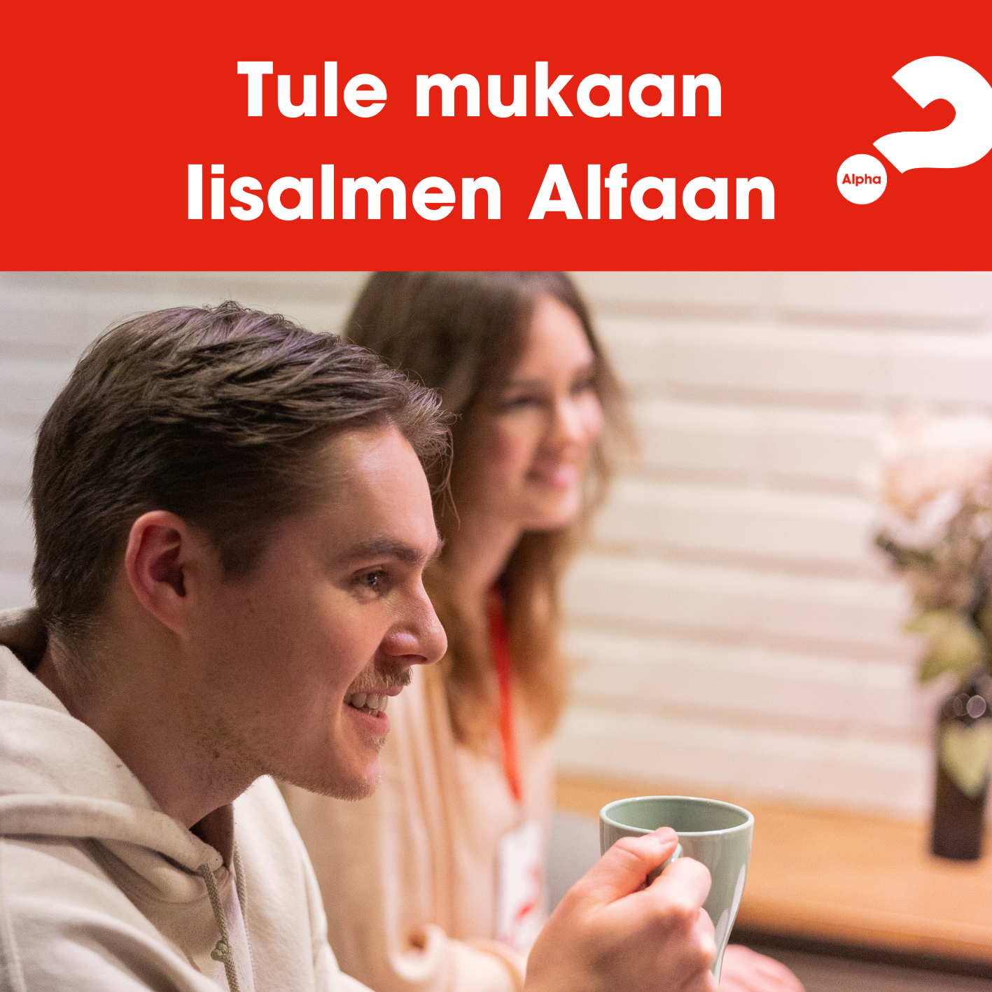 Nuoria aikuisia kahvilla. Teksti: Tule mukaan Iisalmen Alfaan.