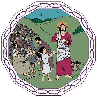 Jeesus siunaa leipiä. Poika ojentaa kalaa Jeesukselle. Taustalla suuri ihmisjoukko.