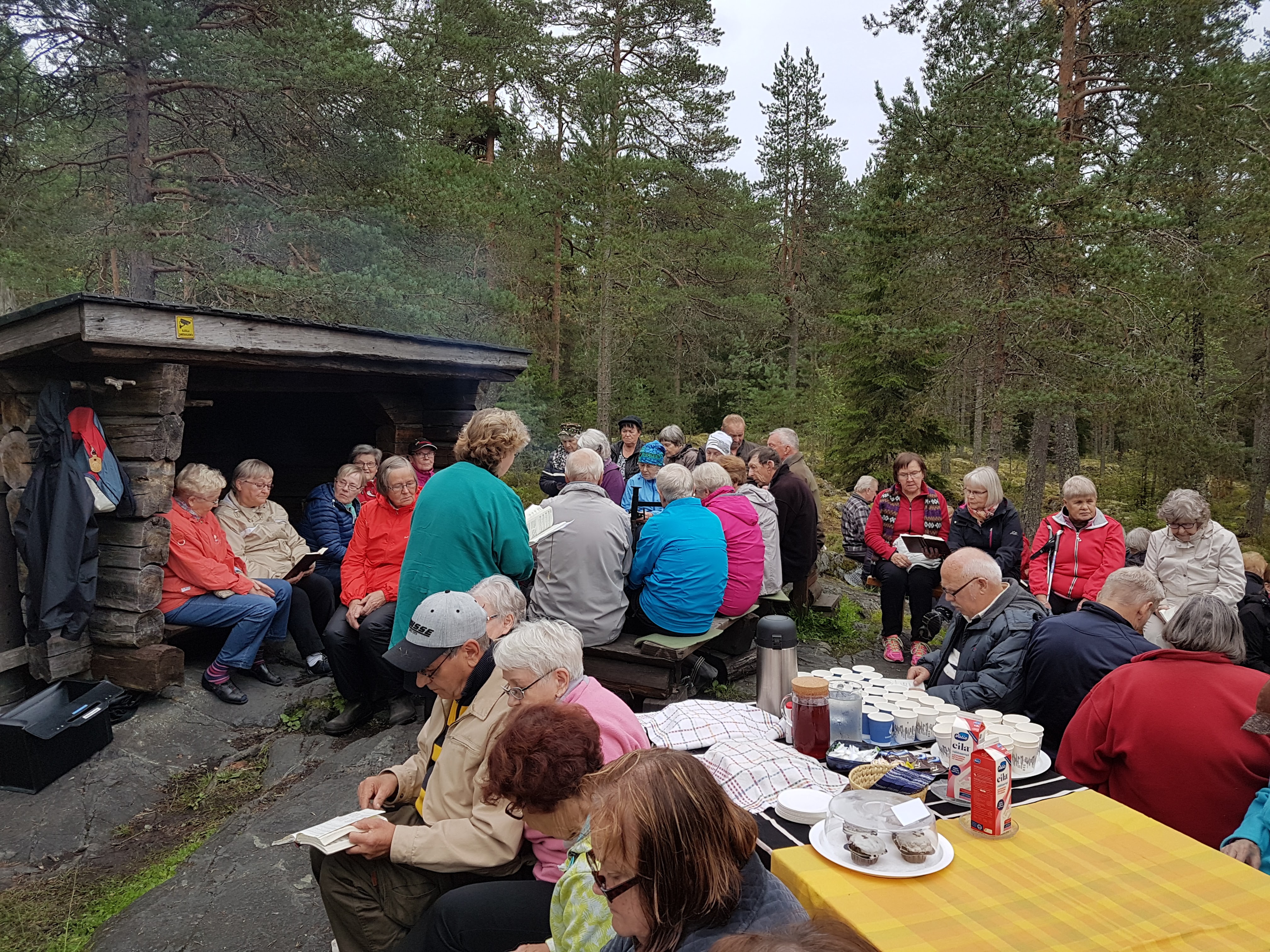 Ihmisiä laavuhartaudessa Sikokallion laavulla.