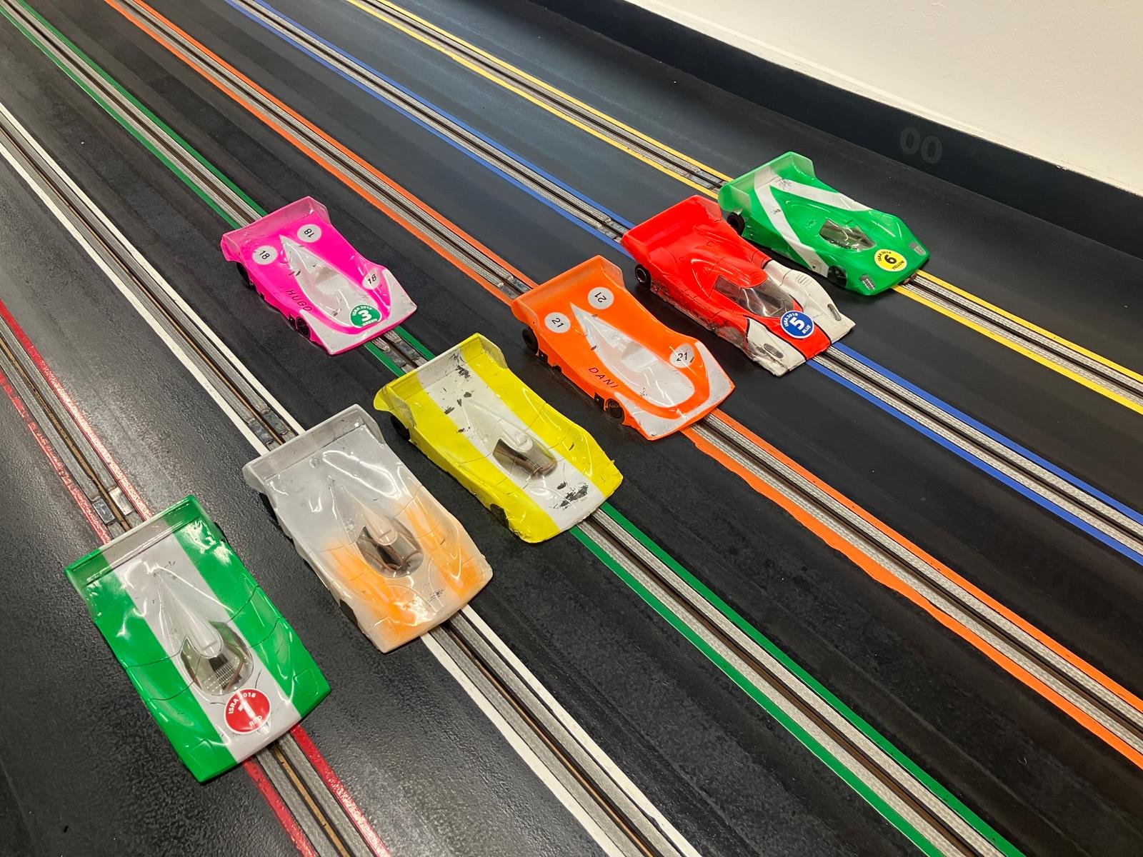 sähköaurota autoja valmiina radalla