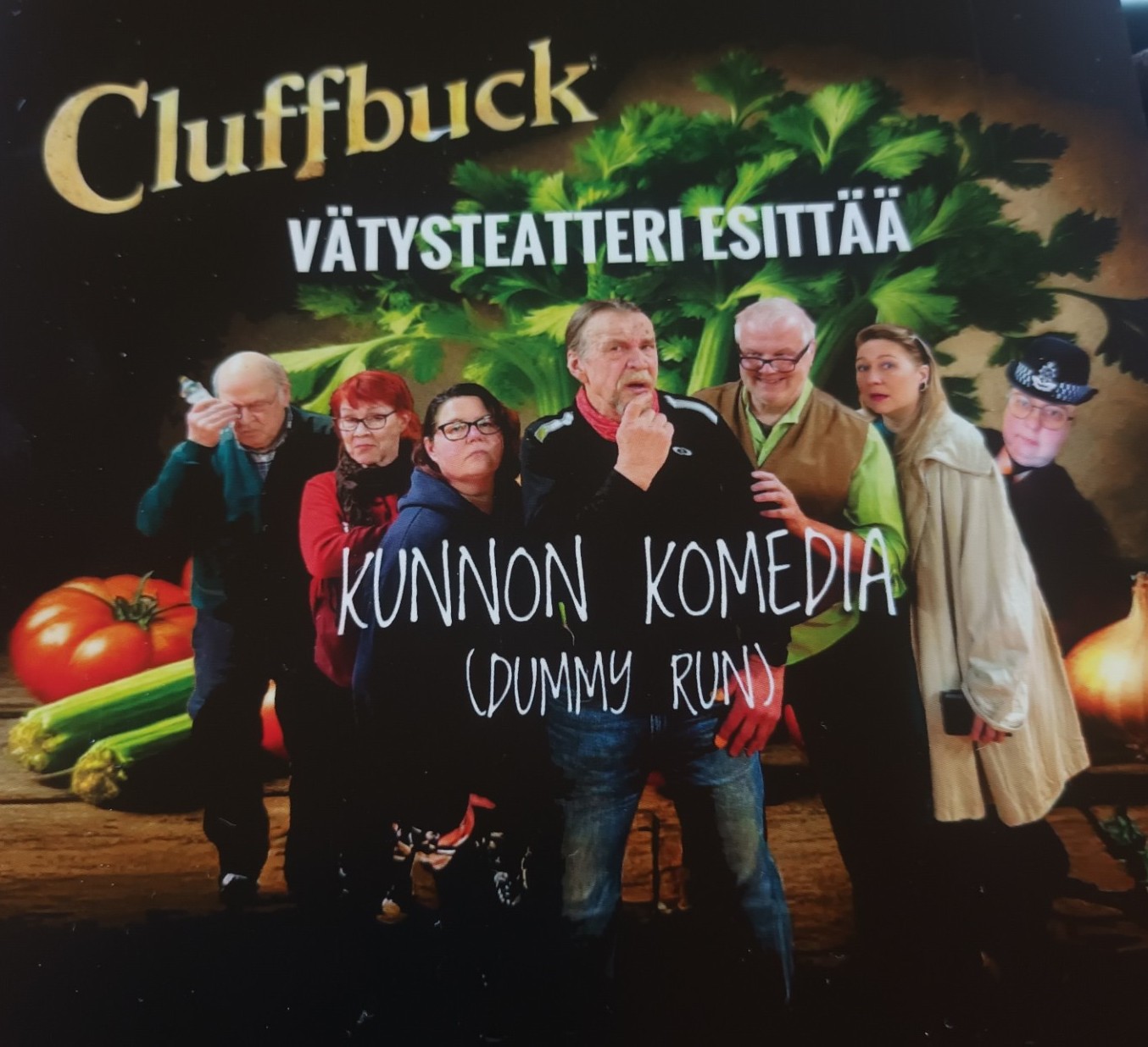 Kesäteatteriretki Maaningalle kuvassa seitsemän henkilöä rivissä, takana vihreä kasvi, tekstinä Vätysteatteri esittää Kunnon Komedia