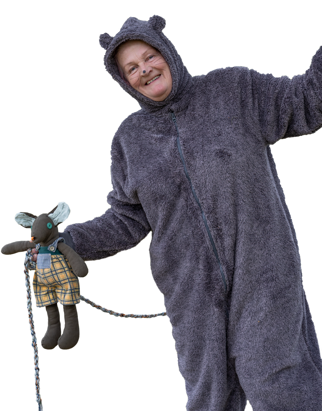 Hiireksi pukeutunut henkilö hymyilee hiirinukke kädessään.