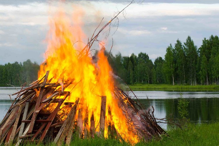 Juhannuskokko palaa rannalla.