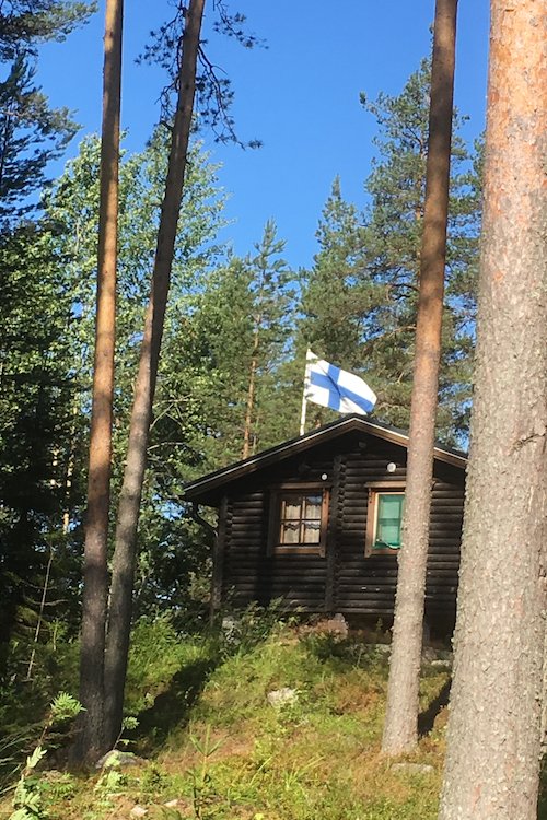 Iisaari, lippu liehuu.