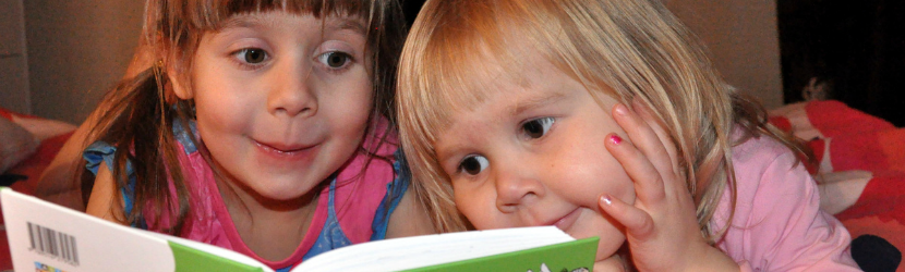 Lapset tutkii yhdessä kirjaa