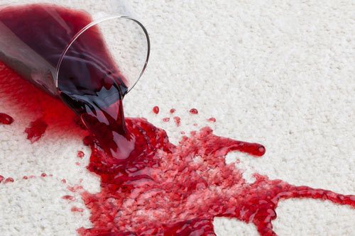 Viini lasi on kaatunut matolle.
