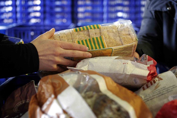 Erilaisia leipiä EU:n ruoka-avun jakotilaisuudessa.
