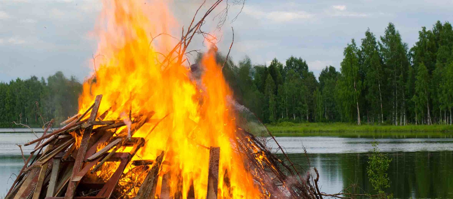 Juhannuskokko palaa rannalla.