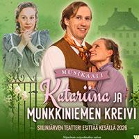 Kaksi ihmistä syleilemässä toisiaan, taustalla nainen ja rakennus.