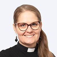 Kuva Elina Knuuttilasta, pappi hymyilee.