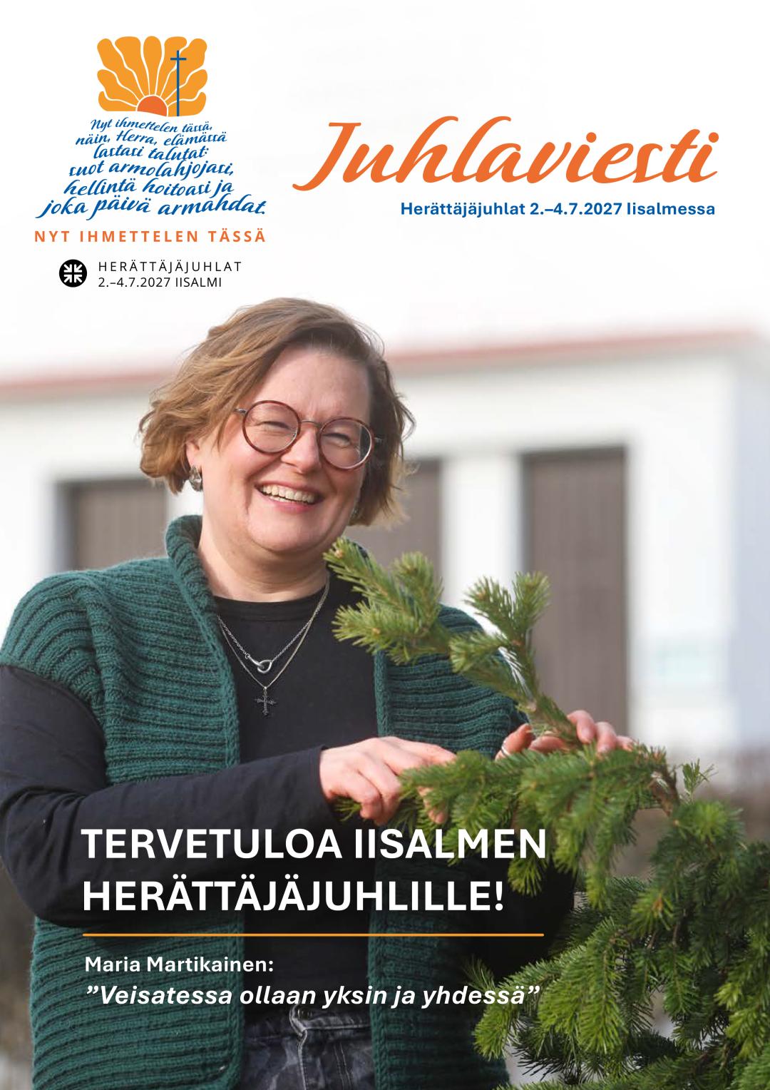 Nainen hymyiilee lehden kannessa. Juhlaviesti.