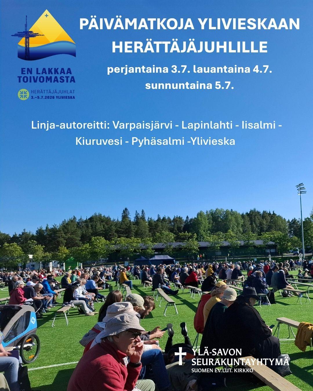 Herättäjäjuhlaväkeä istumassa pitkillä penkeillä auringonpaisteessa. Teksti: päivämatkoja Ylivieskaan.