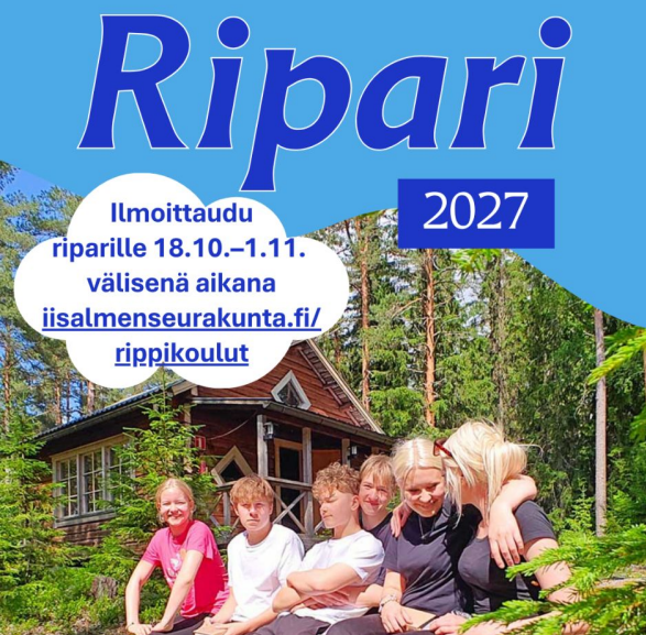 Ripariesite 2027 laaja, kuva jossa nuoret istuvat maastossa kappelin edustalla